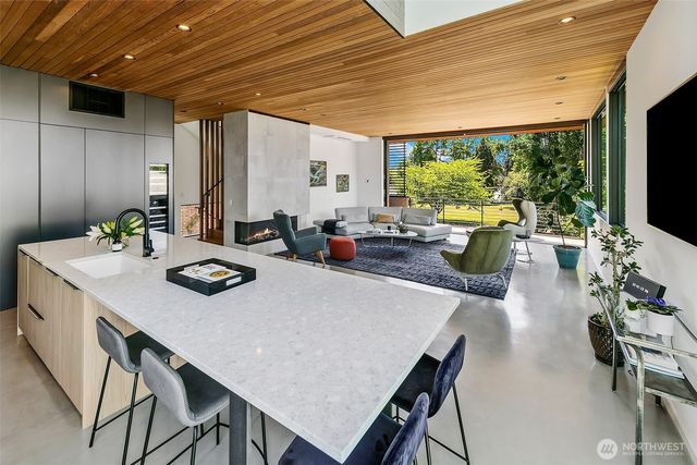 7516 E Green Lake Drive N, Seattle, WA 98103