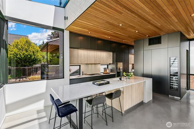 7516 E Green Lake Drive N, Seattle, WA 98103