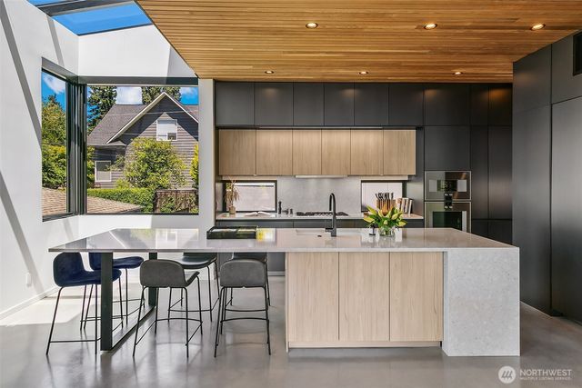 7516 E Green Lake Drive N, Seattle, WA 98103