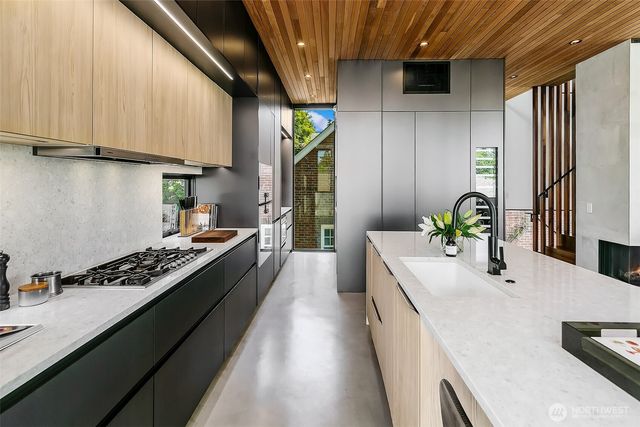 7516 E Green Lake Drive N, Seattle, WA 98103