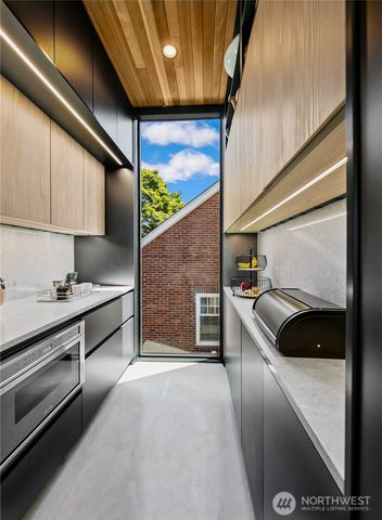 7516 E Green Lake Drive N, Seattle, WA 98103