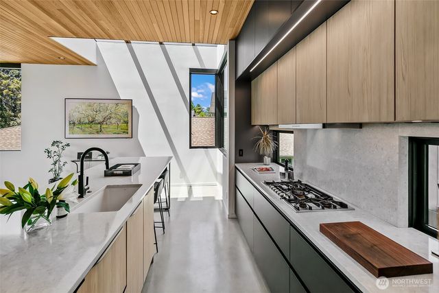 7516 E Green Lake Drive N, Seattle, WA 98103