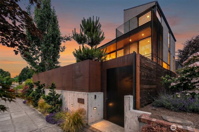 7516 E Green Lake Drive N, Seattle, WA 98103