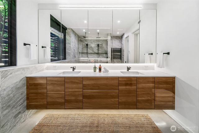 7516 E Green Lake Drive N, Seattle, WA 98103