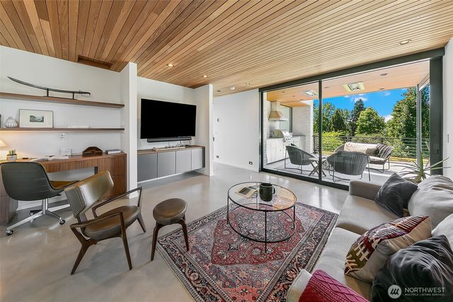 7516 E Green Lake Drive N, Seattle, WA 98103