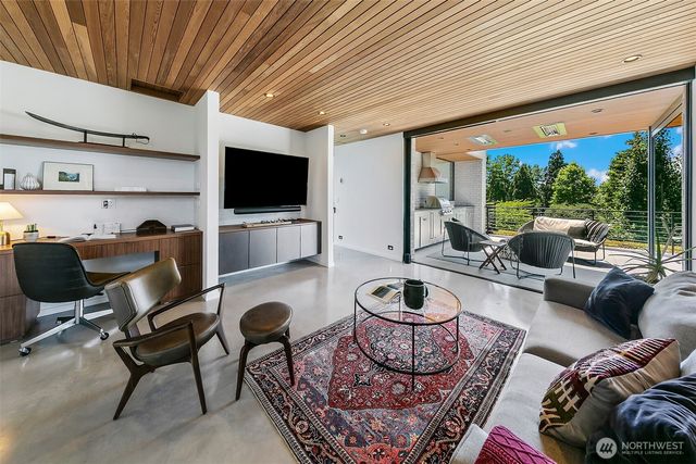 7516 E Green Lake Drive N, Seattle, WA 98103