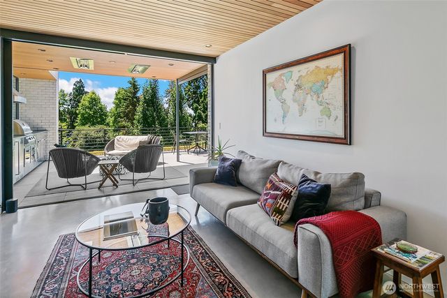 7516 E Green Lake Drive N, Seattle, WA 98103