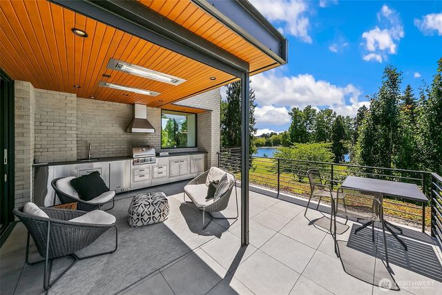7516 E Green Lake Drive N, Seattle, WA 98103