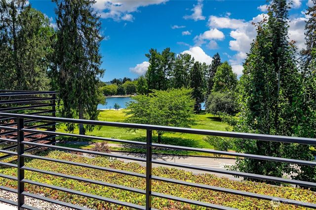 7516 E Green Lake Drive N, Seattle, WA 98103