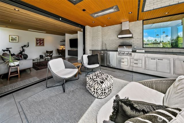 7516 E Green Lake Drive N, Seattle, WA 98103