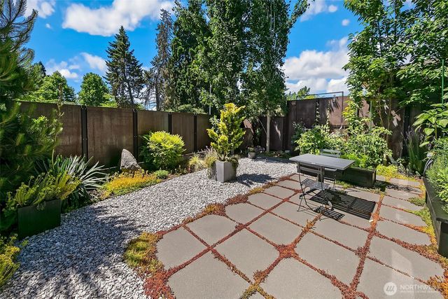 7516 E Green Lake Drive N, Seattle, WA 98103