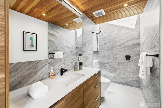 7516 E Green Lake Drive N, Seattle, WA 98103