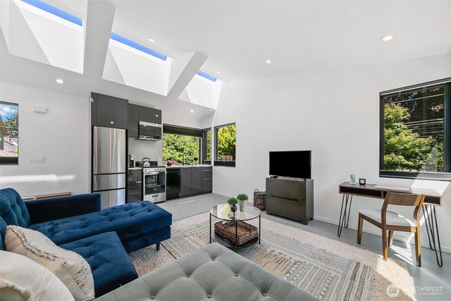 7516 E Green Lake Drive N, Seattle, WA 98103