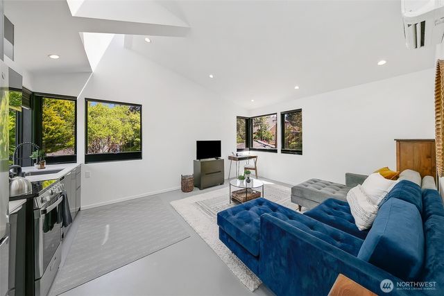 7516 E Green Lake Drive N, Seattle, WA 98103
