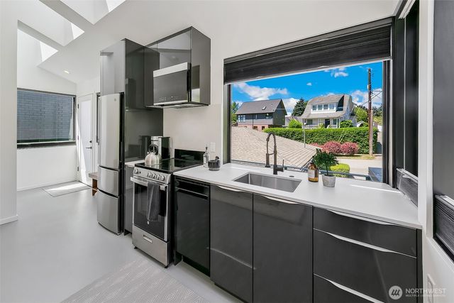 7516 E Green Lake Drive N, Seattle, WA 98103