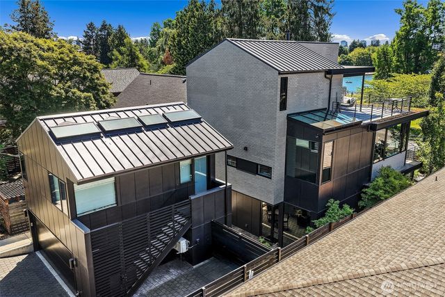 7516 E Green Lake Drive N, Seattle, WA 98103