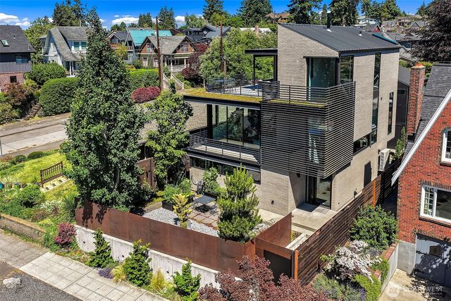7516 E Green Lake Drive N, Seattle, WA 98103