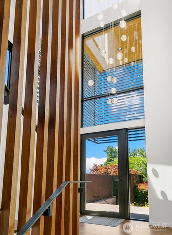 7516 E Green Lake Drive N, Seattle, WA 98103