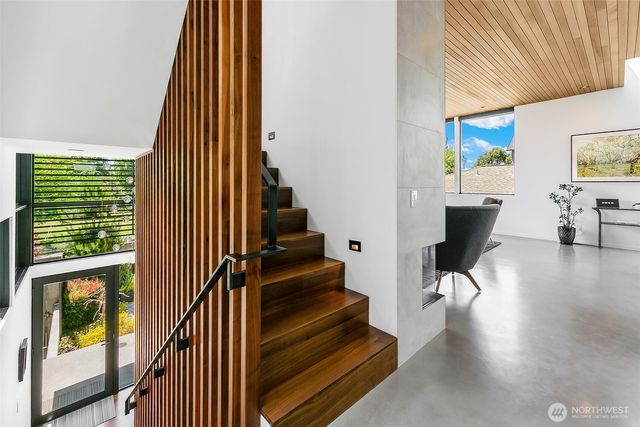 7516 E Green Lake Drive N, Seattle, WA 98103