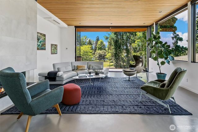 7516 E Green Lake Drive N, Seattle, WA 98103