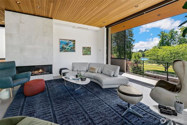 7516 E Green Lake Drive N, Seattle, WA 98103