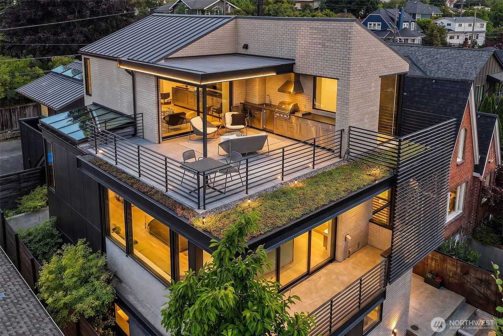 7516 E Green Lake Drive N, Seattle, WA 98103