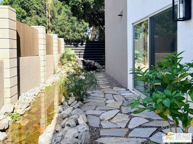 588 E San Lorenzo Road 105, Palm Springs, CA 92264