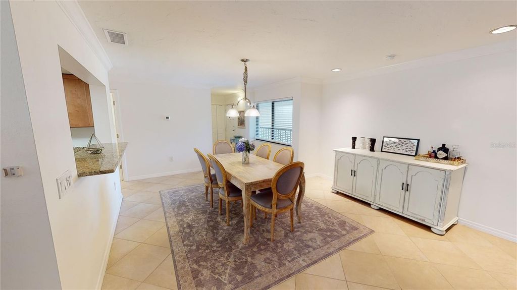 Image 4 of property listing at 2749 ORCHID OAKS DRIVE 302, Sarasota, FL 34239