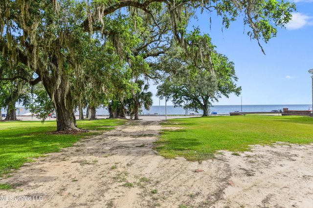 1006 Beach Boulevard, Biloxi, MS 39530