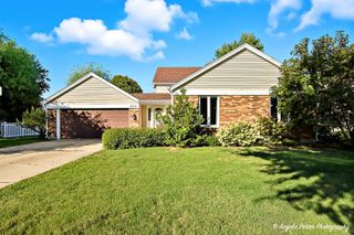894 N Brentwood Drive, Crystal Lake, IL 60014