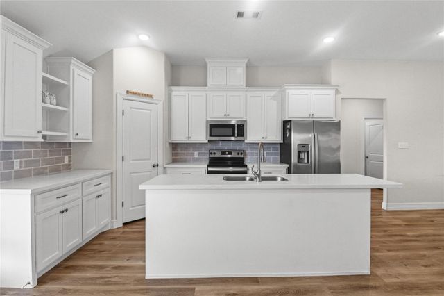 1208 E Henderson Road, Angleton, TX 77515