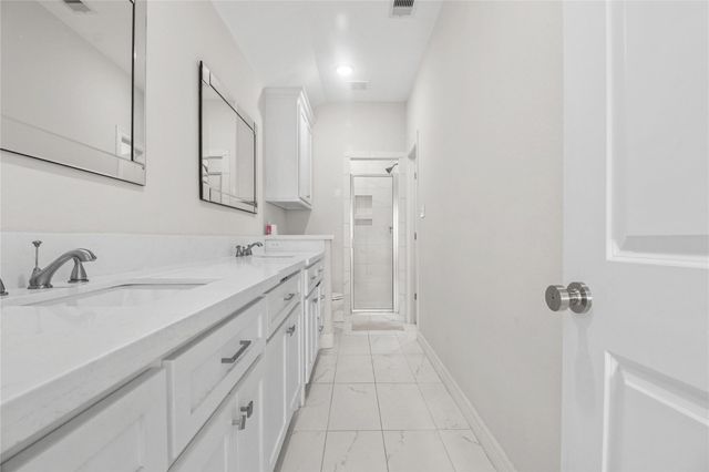 1208 E Henderson Road, Angleton, TX 77515