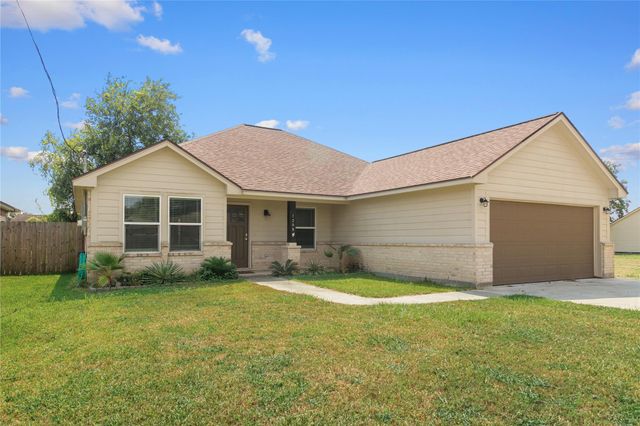 1208 E Henderson Road, Angleton, TX 77515