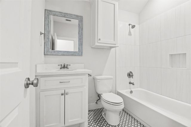 1208 E Henderson Road, Angleton, TX 77515