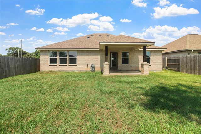 1208 E Henderson Road, Angleton, TX 77515