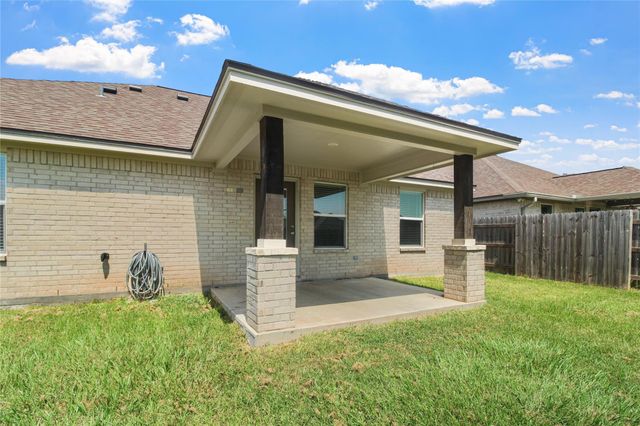1208 E Henderson Road, Angleton, TX 77515