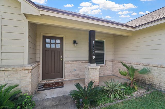 1208 E Henderson Road, Angleton, TX 77515