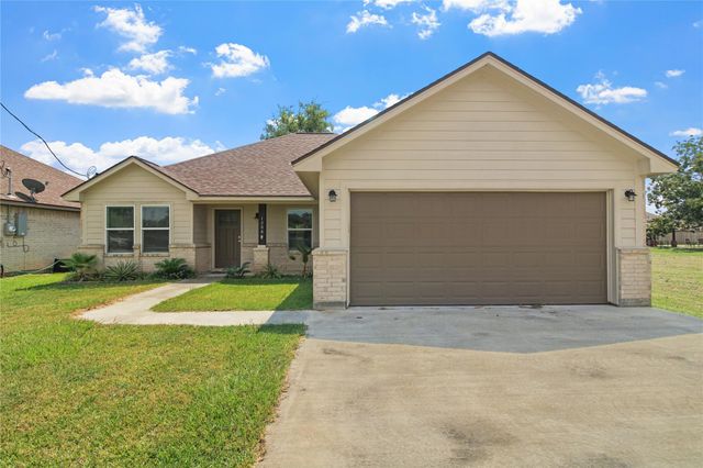 1208 E Henderson Road, Angleton, TX 77515