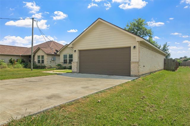 1208 E Henderson Road, Angleton, TX 77515