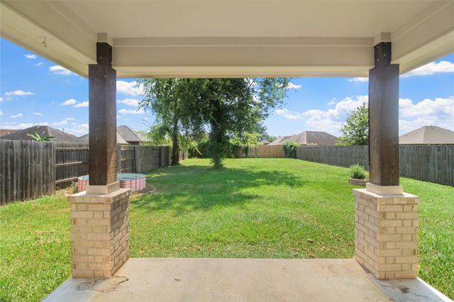 1208 E Henderson Road, Angleton, TX 77515