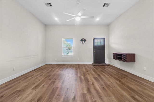 1208 E Henderson Road, Angleton, TX 77515