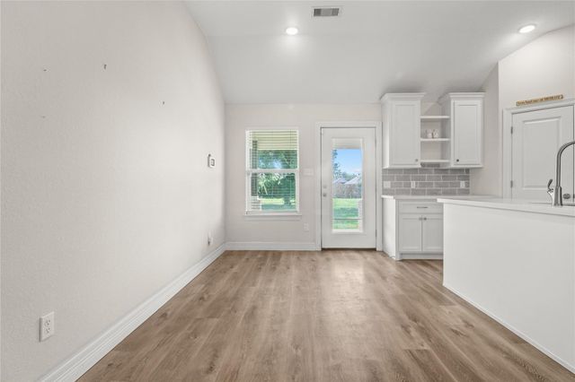 1208 E Henderson Road, Angleton, TX 77515