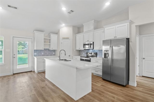 1208 E Henderson Road, Angleton, TX 77515