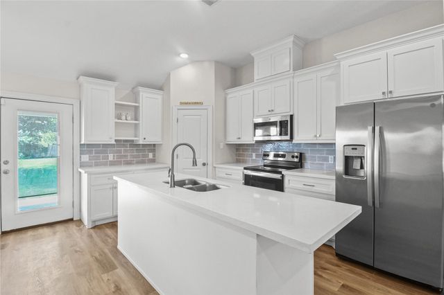 1208 E Henderson Road, Angleton, TX 77515