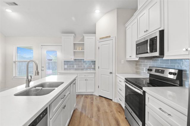 1208 E Henderson Road, Angleton, TX 77515