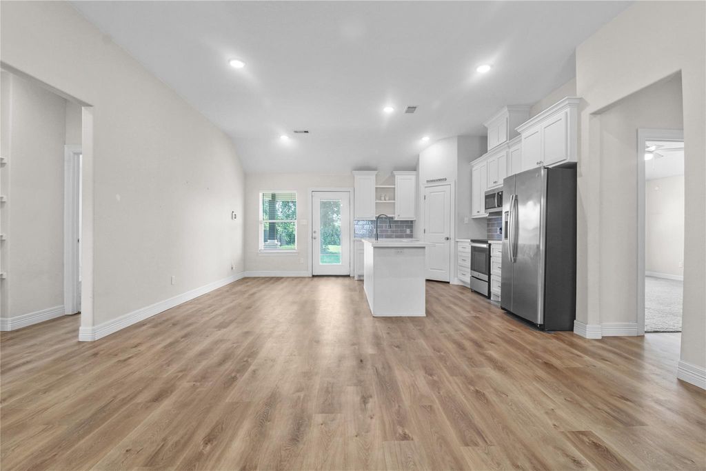 1208 E Henderson Road, Angleton, TX 77515