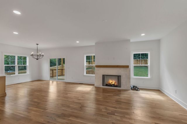 565 McMurray Dr, Nashville, TN 37211
