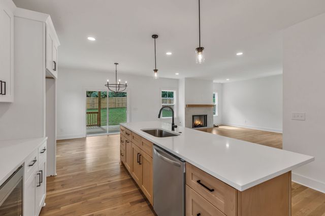 565 McMurray Dr, Nashville, TN 37211