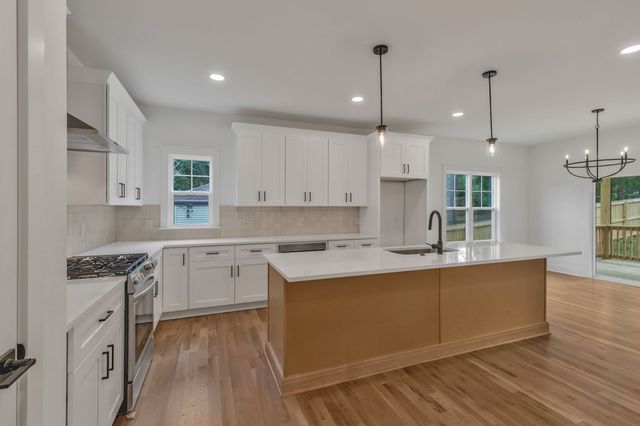 565 McMurray Dr, Nashville, TN 37211