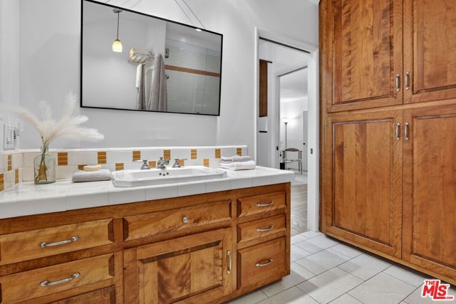 5844 Murietta Avenue, Los Angeles, CA 91401